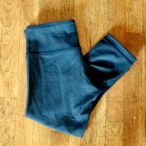 Lululemon Reversible Black/Blue Cropped Leggings